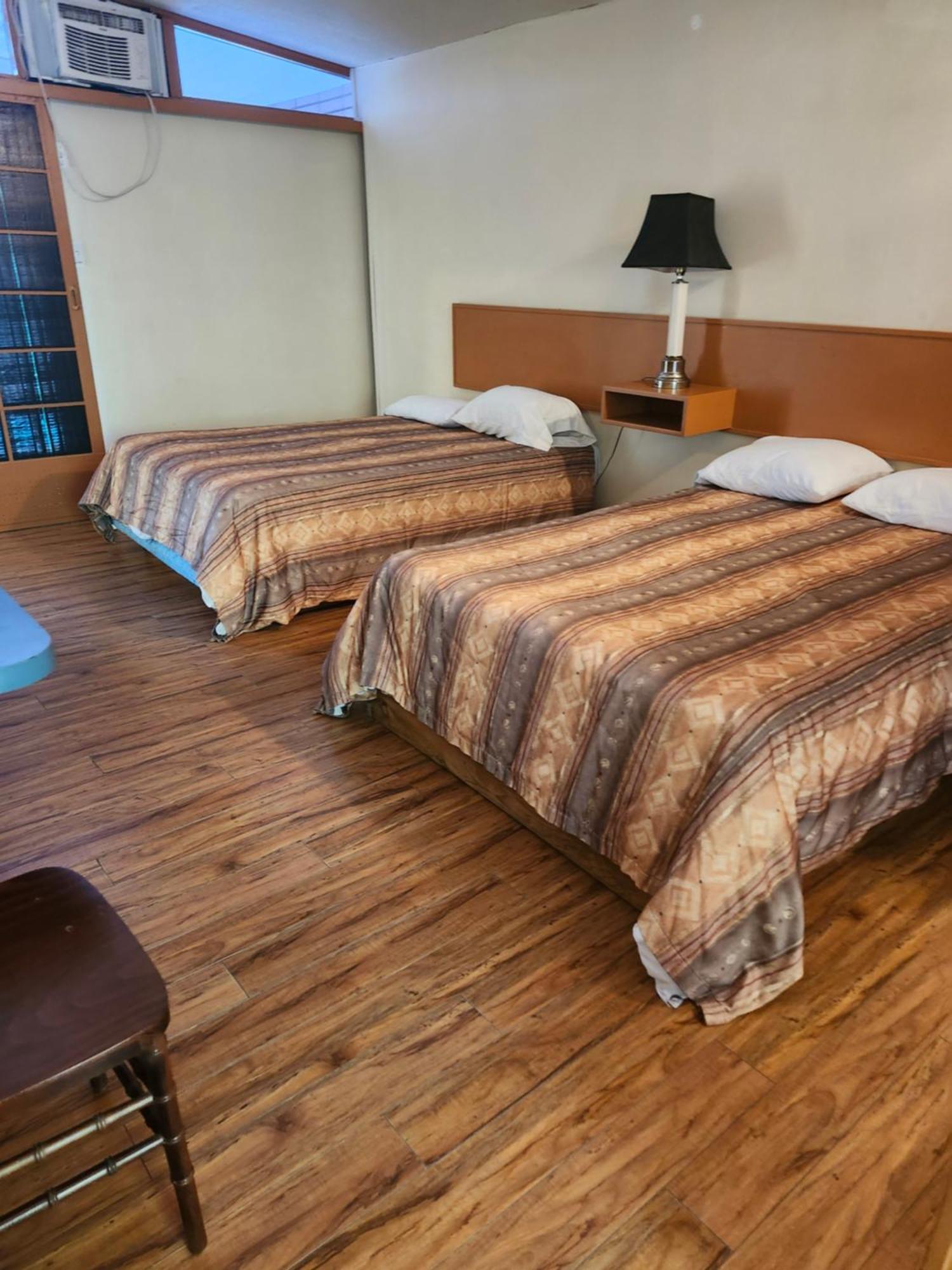 Tiki Village Inn Vernon Esterno foto